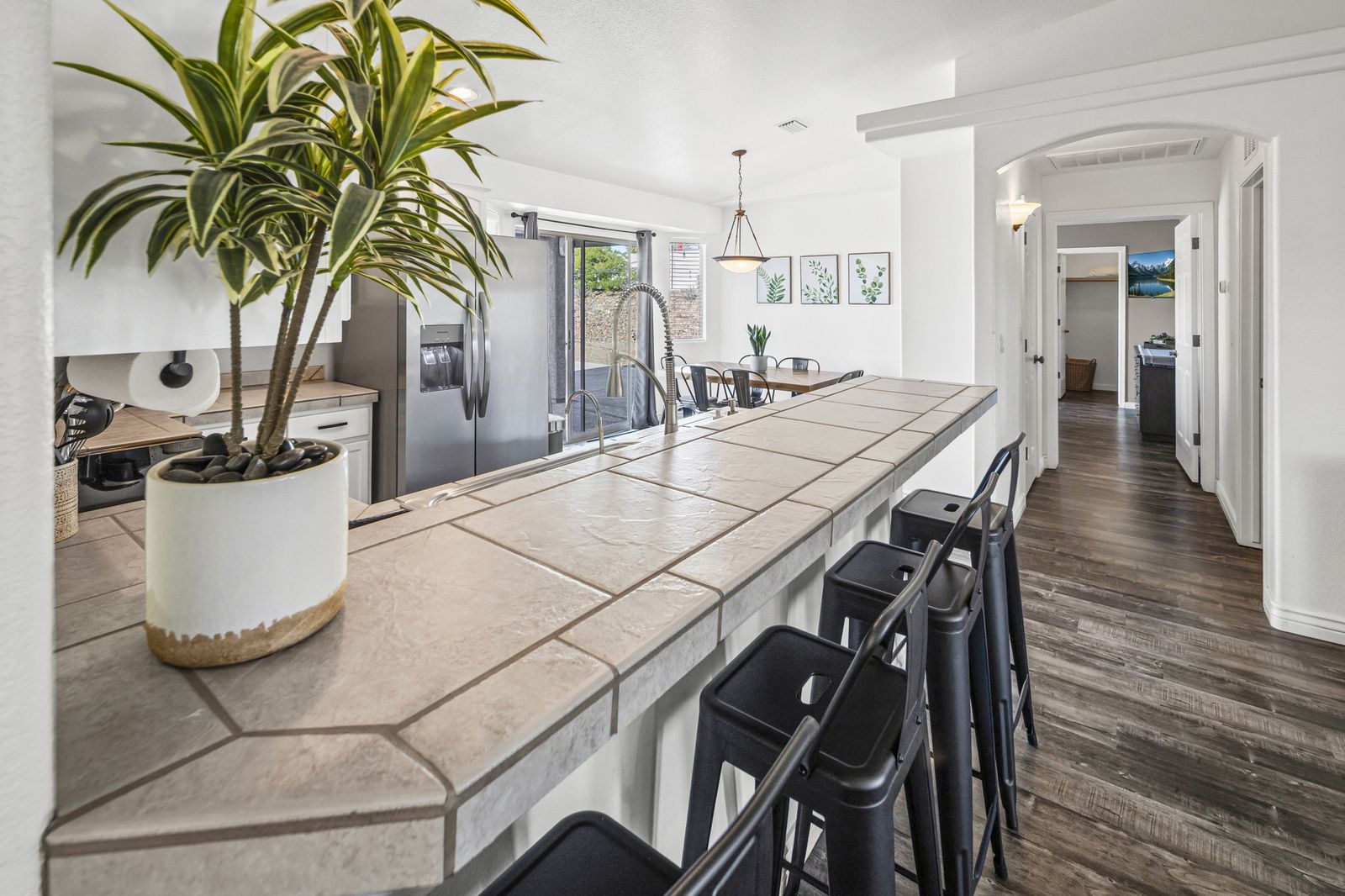 Kitchen and breakfast bar